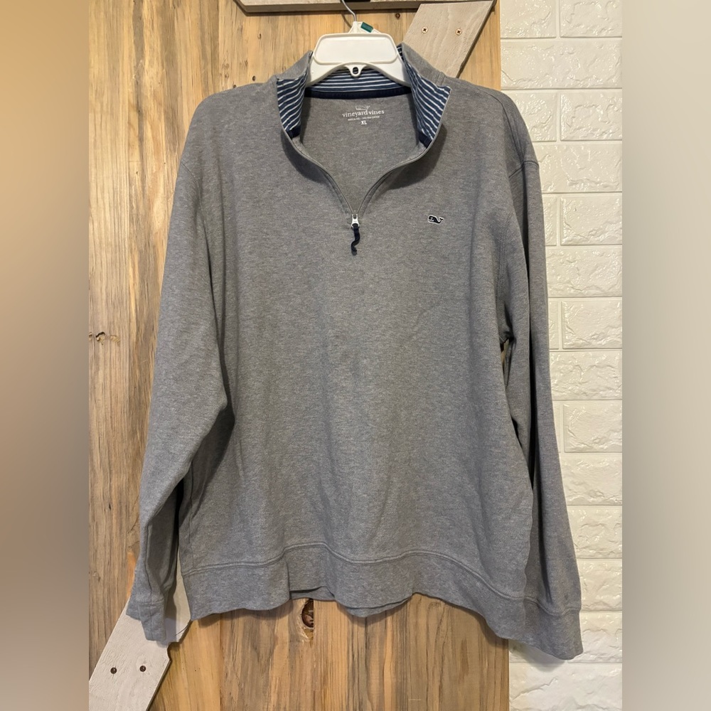 Vineyard Vines Men’s Quarter Zip Polo Size XL
Gray